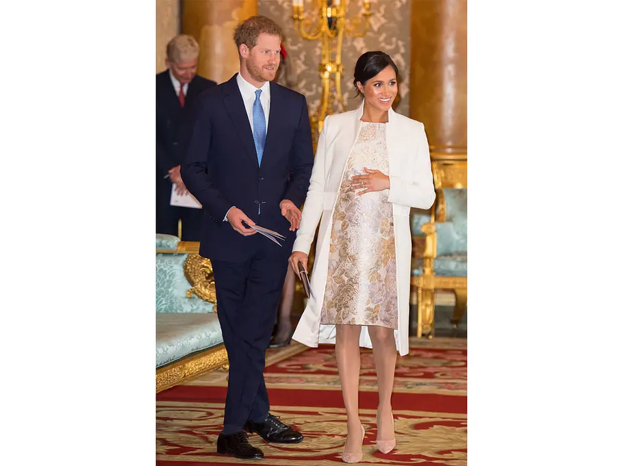 Auffallend zurückhaltend, liebe Meghan! Meghan Markle überzeugt auch in ihrer Schwangerschaft mit tollen Outfits und einem besonderen Style.