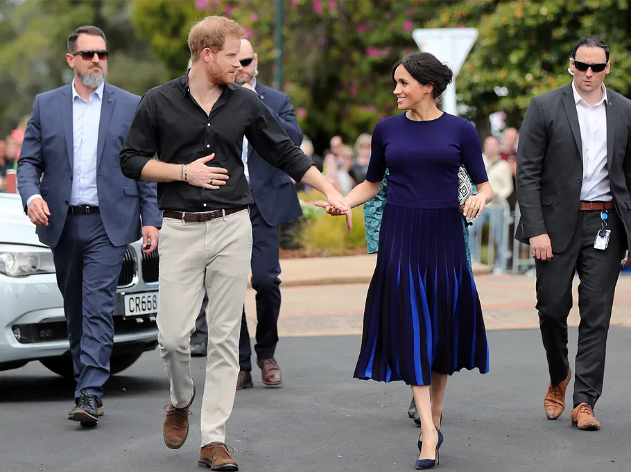 Royalblau: Meghans Schwangerschafts-Outfit von Givenchy Meghan Markle überzeugt auch in ihrer Schwangerschaft mit tollen Outfits und einem besonderen Style.