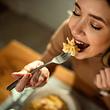 Mehr essen, weniger wiegen: Mit diesen Diät-Tricks läuft das Abnehmen wie von selbst - Foto: Drazen Zigic/iStock