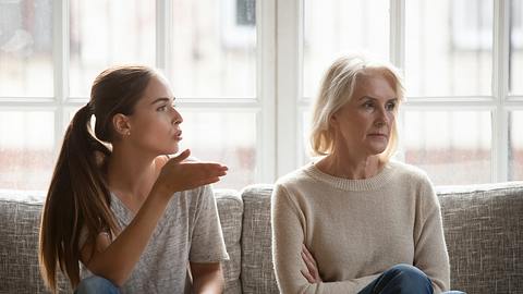 Meine Tochter hasst mich, ist respektlos oder sogar aggressiv… Familientherapeutin Marthe Kniep gibt Rat. - Foto: fizkes / iStock