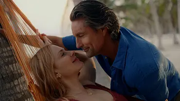 Mel liegt in der Hängematte, Jack beugt sich über sie. - Foto: Netflix Mel liegt in der Hängematte, Jack beugt sich über sie. - Foto: Netflix