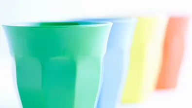 Ist Melamin Geschirr gefährlich? Diese beliebten, bunten Becher, die auf diesem Bild zu sehen sind, bergen etliche gesundheitliche Risiken. - Foto: gyro/iStock