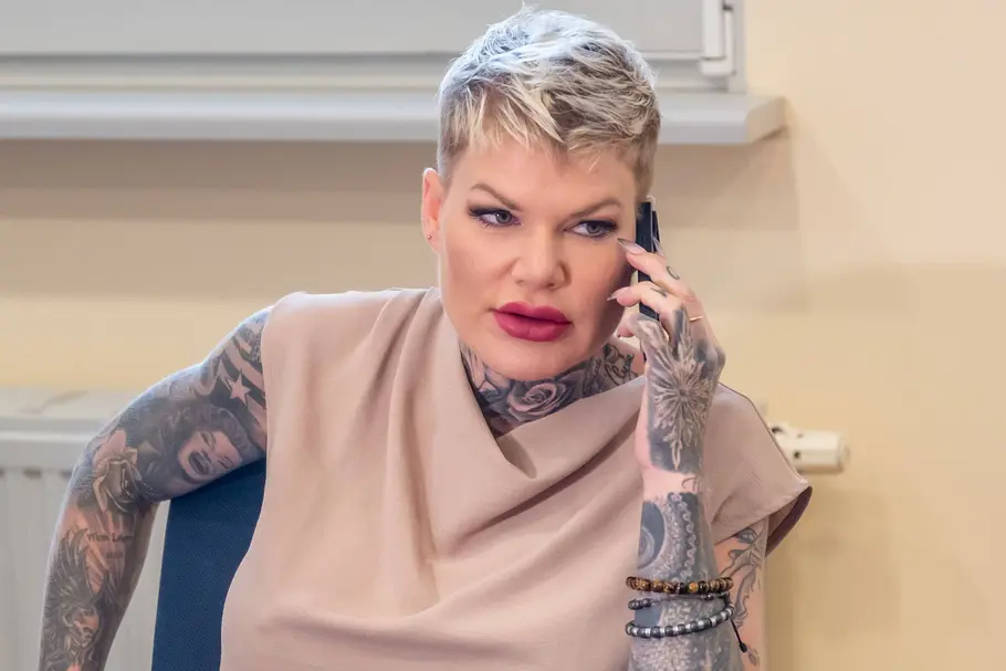 Melanie Müller: Schnäppchen-Fail! Darum wird ihr Haus zum Ladenhüter Mallora Sängerin Melanie Müller telefoniert in einem Gerichtssaal im Amtsgericht Leipzig.