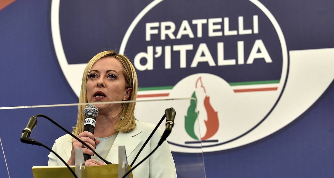 Giorgia Meloni Giorgia Meloni mit Logo