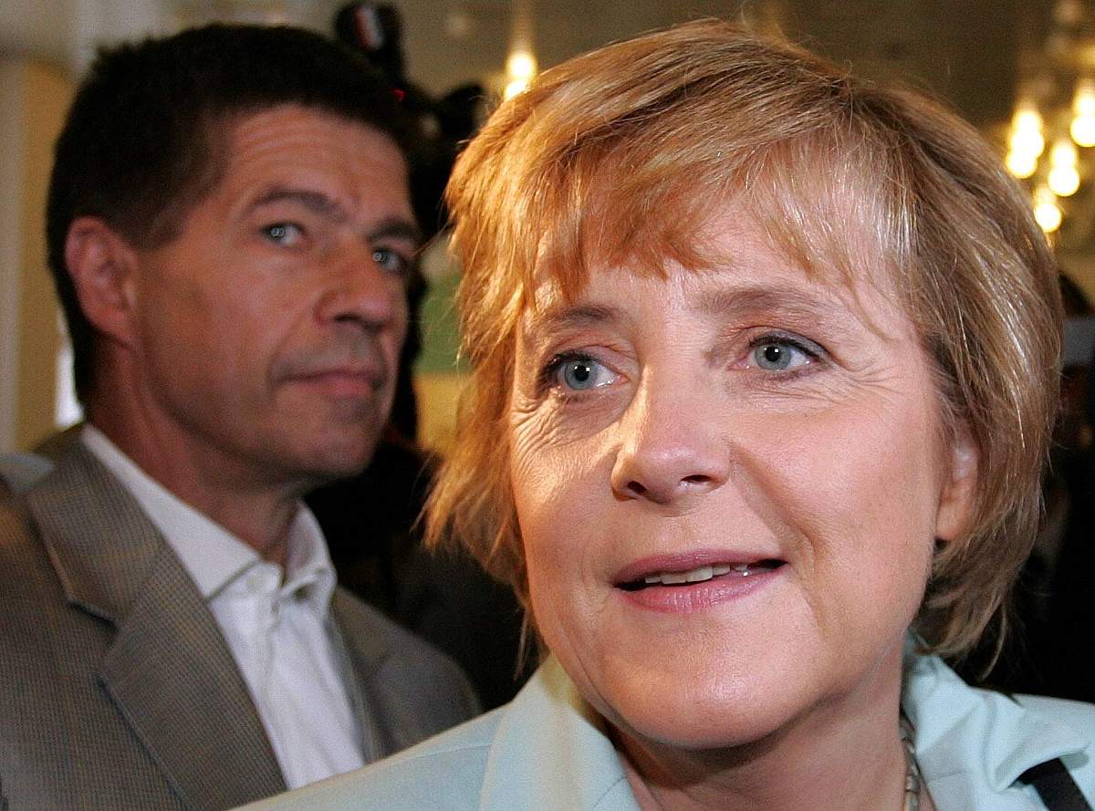 Merkel und Sauer beim Wahlgang in Berlin.