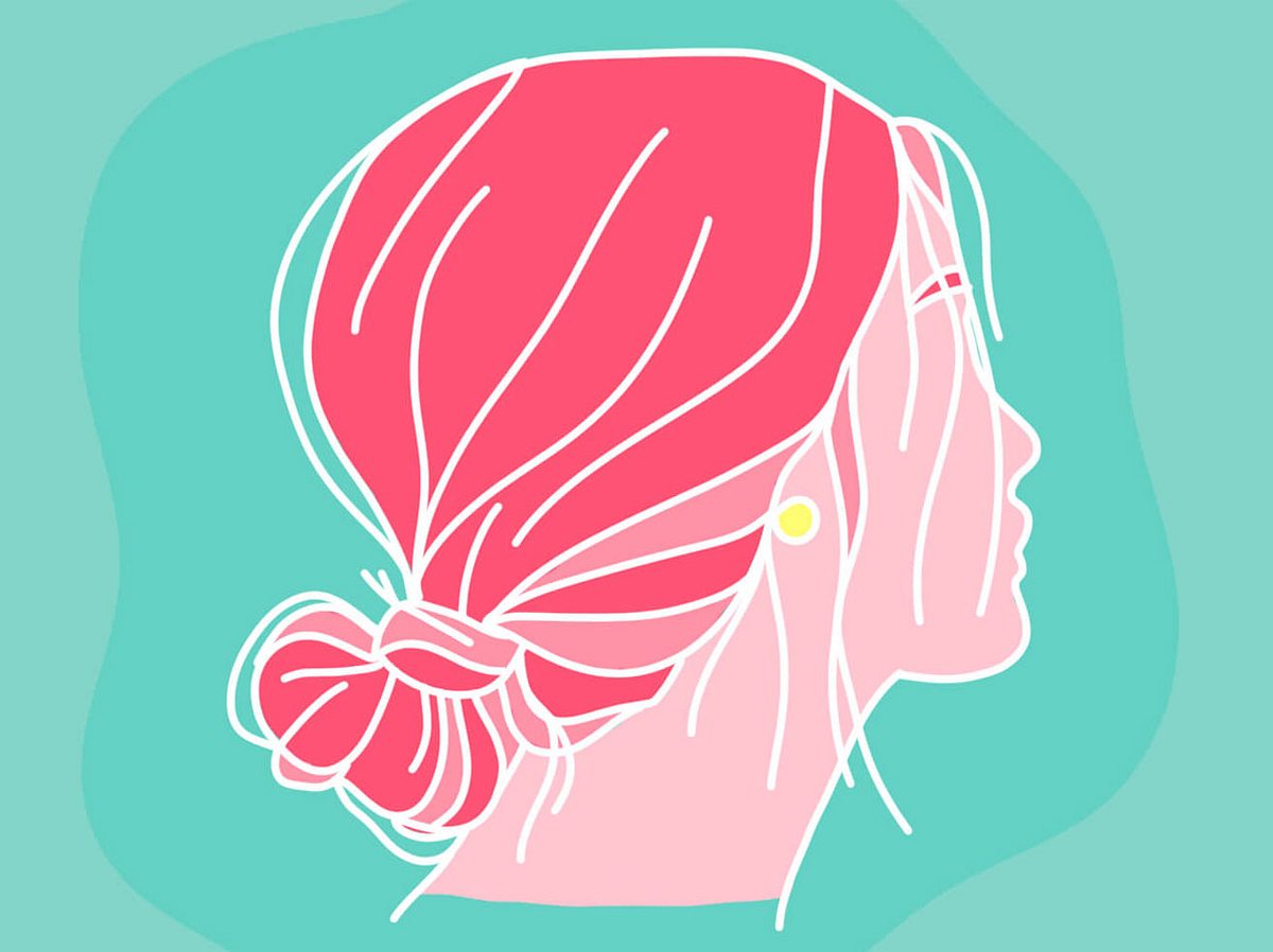 Luftig-leicht und zerzaust: Der Messy Bun Frau trägt einen Messy Bun.