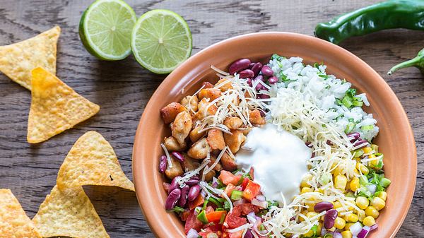 Mexikanischer Schichtsalat passt zu jeder Grillparty. - Foto: iStock/AlexPro9500