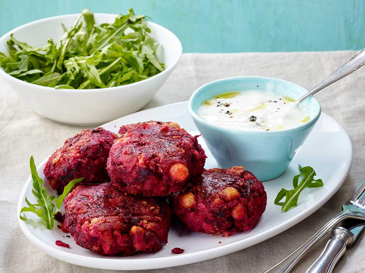 Passt perfekt auf den Mezze-Tisch: Pinke Falafel mit roter Bete.