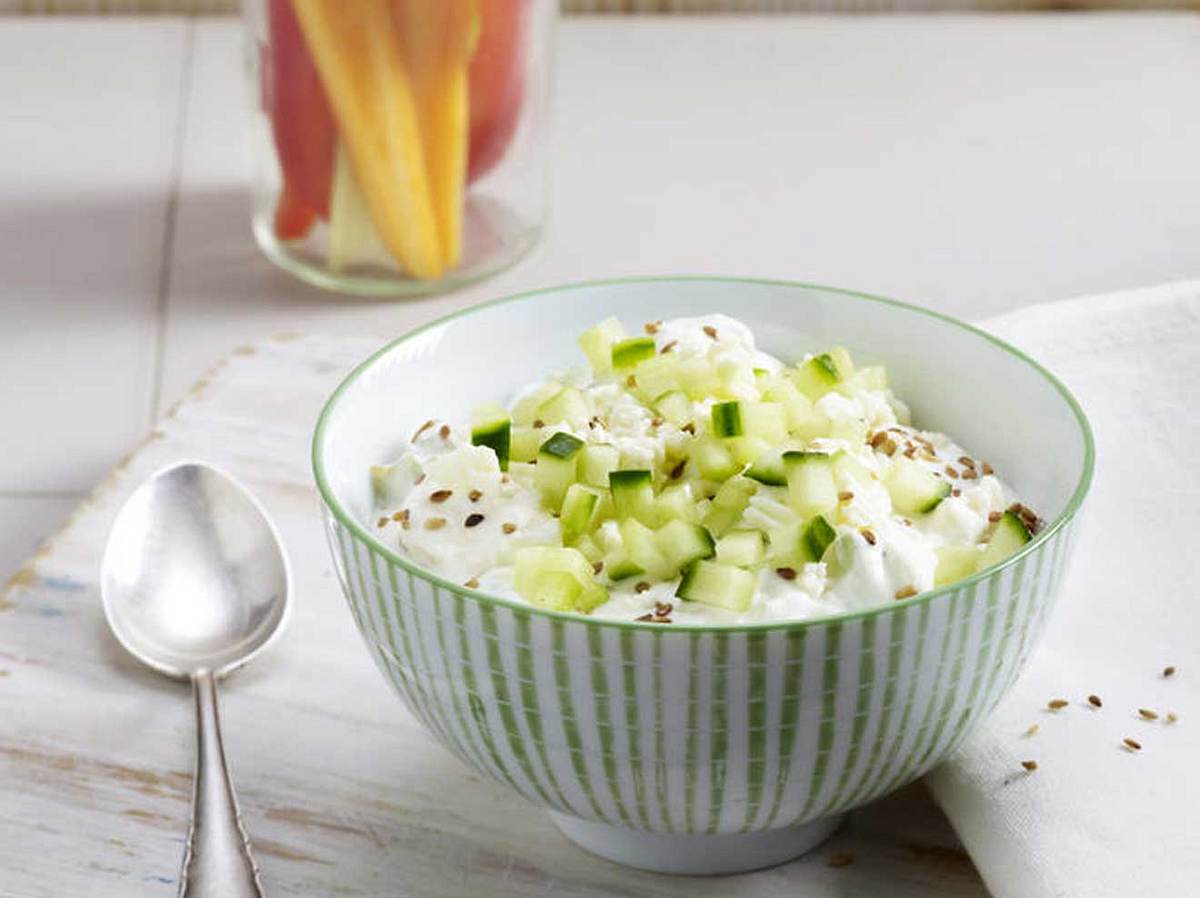 Ein klassisches Mezze-Rezept: Joghurt-Dip mit Brot.