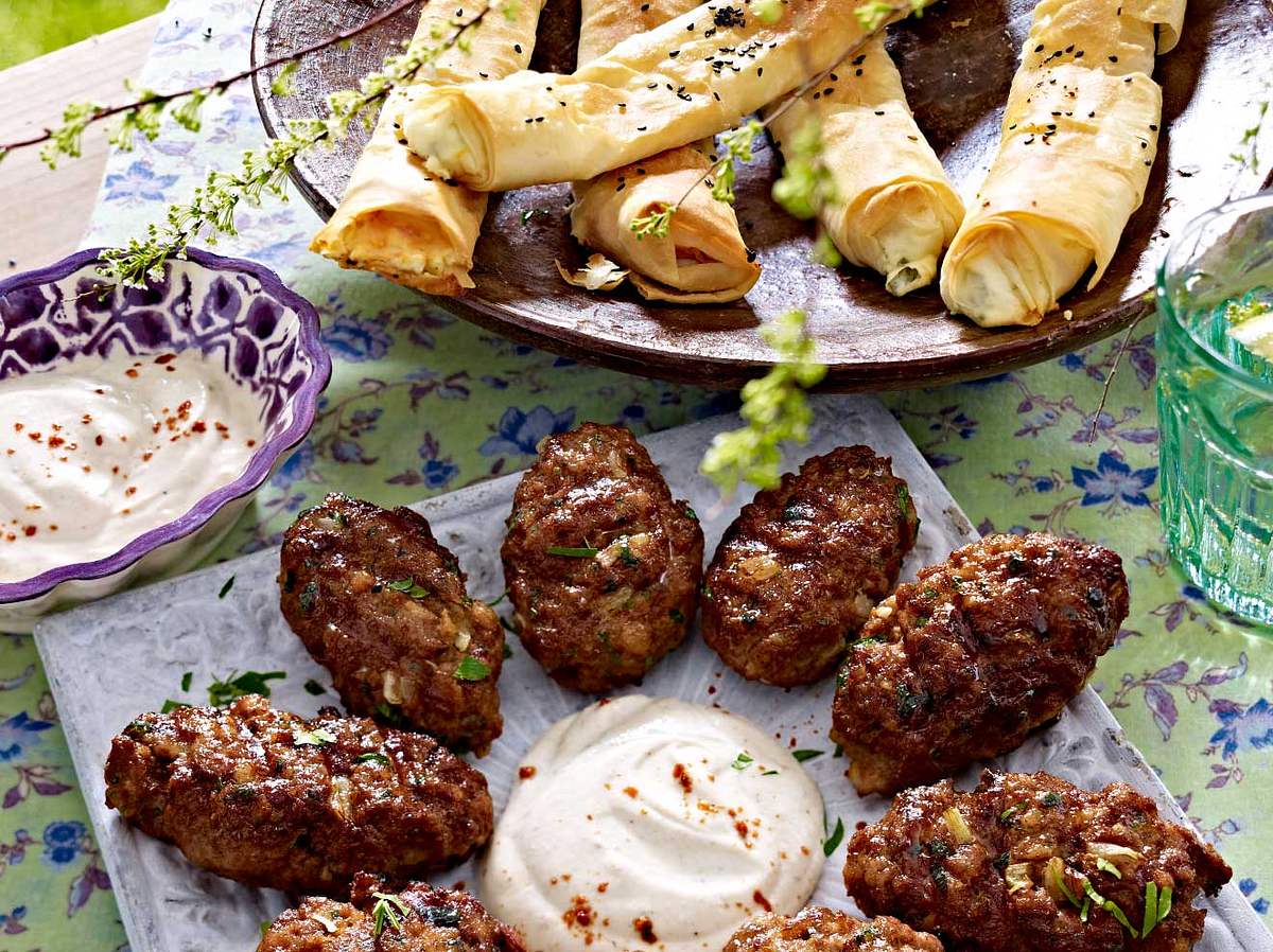 Köfte und Filoröllchen machen sich auf jedem Mezze-Buffet gut.