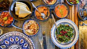 Mezze - das sind ganz viele kleine Vorspeisen. - Foto: iStock