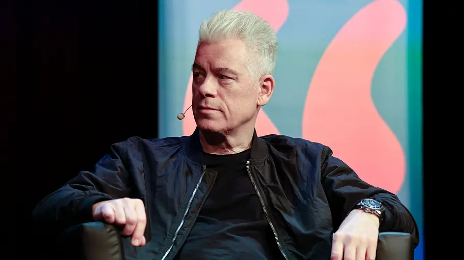 Michael Mittermeier Comedian Michael Mittermeier sitzt im Rahmen der lit.Comedy auf einem Stuhl und guckt nachdenklich.