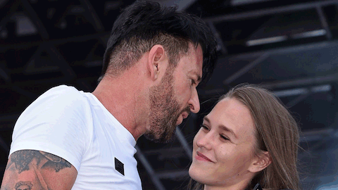 Michael Wendler und seine Laura können die Finger nicht voneinander lassen. - Foto: Getty Images