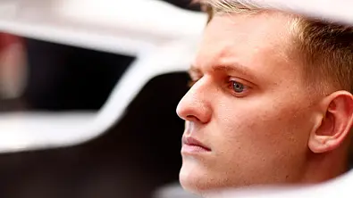 Mick Schumacher enthüllt seine herzzerreißenden Gedanken über seinen Vater Michael - die Sehnsucht klingt aus jedem seiner Worte. - Foto: IMAGO / Motorsport Images