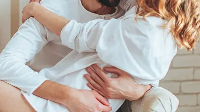 Mit Micro-Dating ist es ganz einfach, deine Beziehung zu verbessern. - Foto: iStock/AleksandarNakic