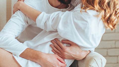 Mit Micro-Dating ist es ganz einfach, deine Beziehung zu verbessern. - Foto: iStock/AleksandarNakic
