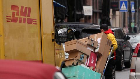 DHL Paketbote mit Paketen - Foto: IMAGO / Ralph Peters