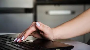 Email Betrug Laptop - Foto: Valiantsina Halushka/iStock Email Betrug Laptop - Foto: Valiantsina Halushka/iStock
