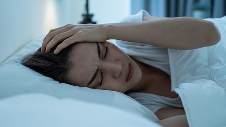 Migräne-Symptome: Ursachen für Migräne sind vielfältig. (Symbolbild) - Foto: Kiwis/iStock