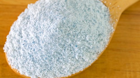 Mikrokristalline Cellulose (Zusatzstoff E460i) ist in vielen Produkten und Medikamenten enthalten - Foto: sasimoto/iStock