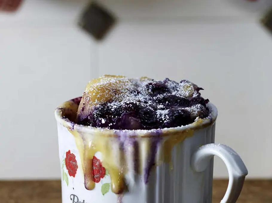 Blaubeer-Joghurtkuchen aus der Mikrowelle Es muss nicht immer Schokolade sein: Auch Blaubeere schmeckt als Mikrowellenkuchen ganz wunderbar.