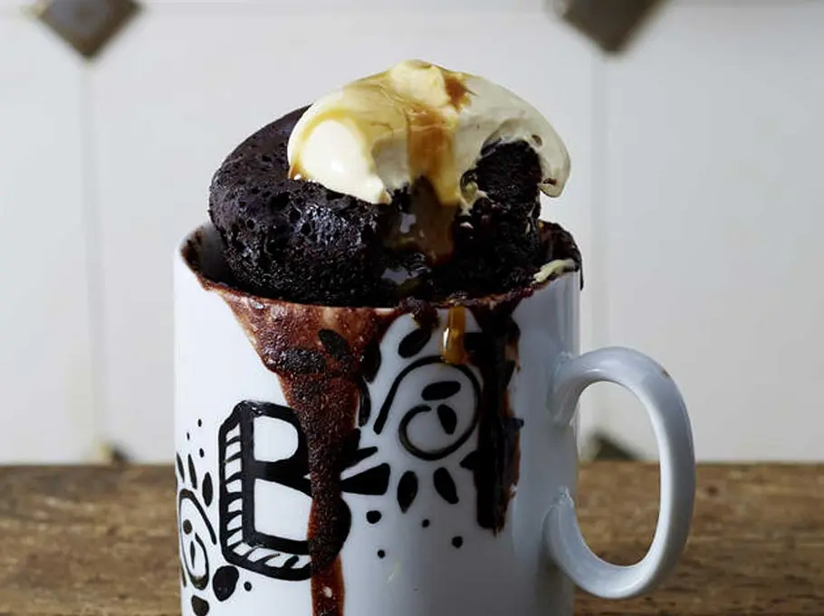 Mikrowellen-Brownie mit Erdnussbutter-Topping Ein Klassiker unter den Mikrowellenkuchen: Brownie zum Löffeln!