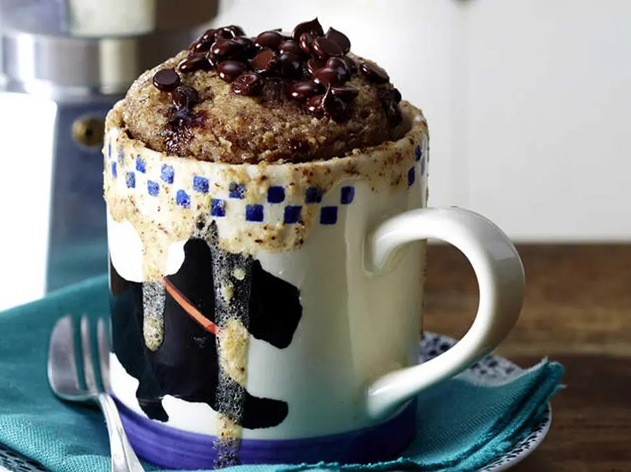 Nuss-Mikrowellenkuchen mit Chocolate Chips Wer sagt, Mikrowellenkuchen können nicht raffiniert sein? Hier treffen Nüsse auf Chocolate Chips.