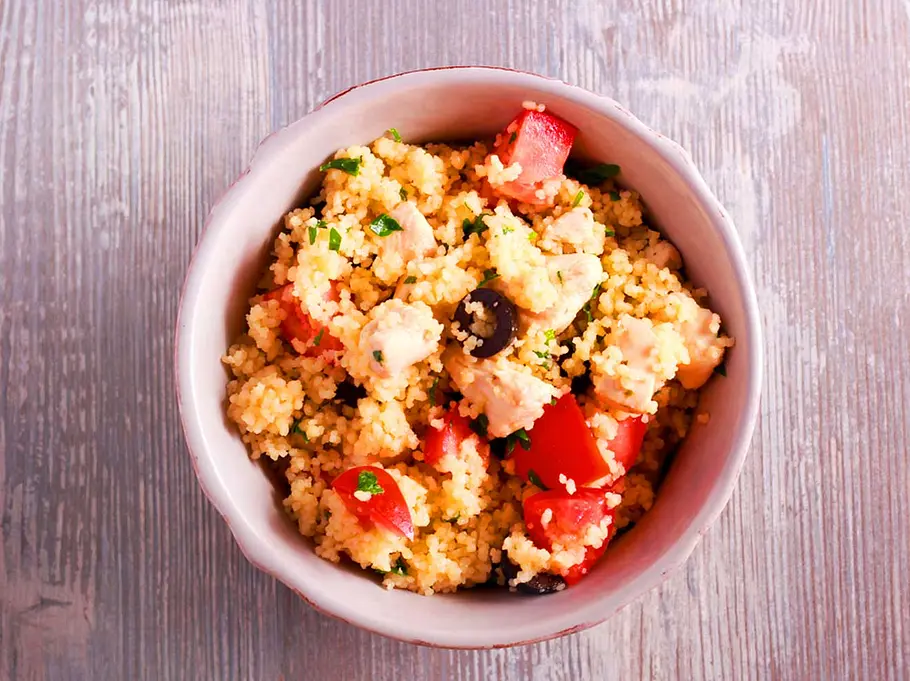 Rezept für warmen Couscoussalat aus der Mikrowelle Couscous ist die ideale Zutat für ein Mikrowellenrezept - schnell und einfach zubereitet.