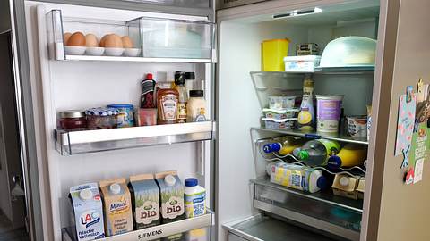 Achtung! Darum solltest du Milch niemals in der Kühlschranktür lagern - Foto: IMAGO / Michael Gstettenbauer