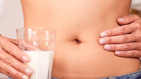 Was mit deinem Körper passiert, wenn du keine Kuhmilch mehr trinkst und wie pflanzliche Alternativen zu Milch deiner Gesundheit Gutes tun. - Foto: iStock