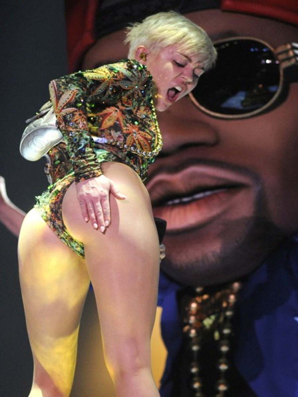 miley cyrus die obszoensten momente der bangerz tour platz