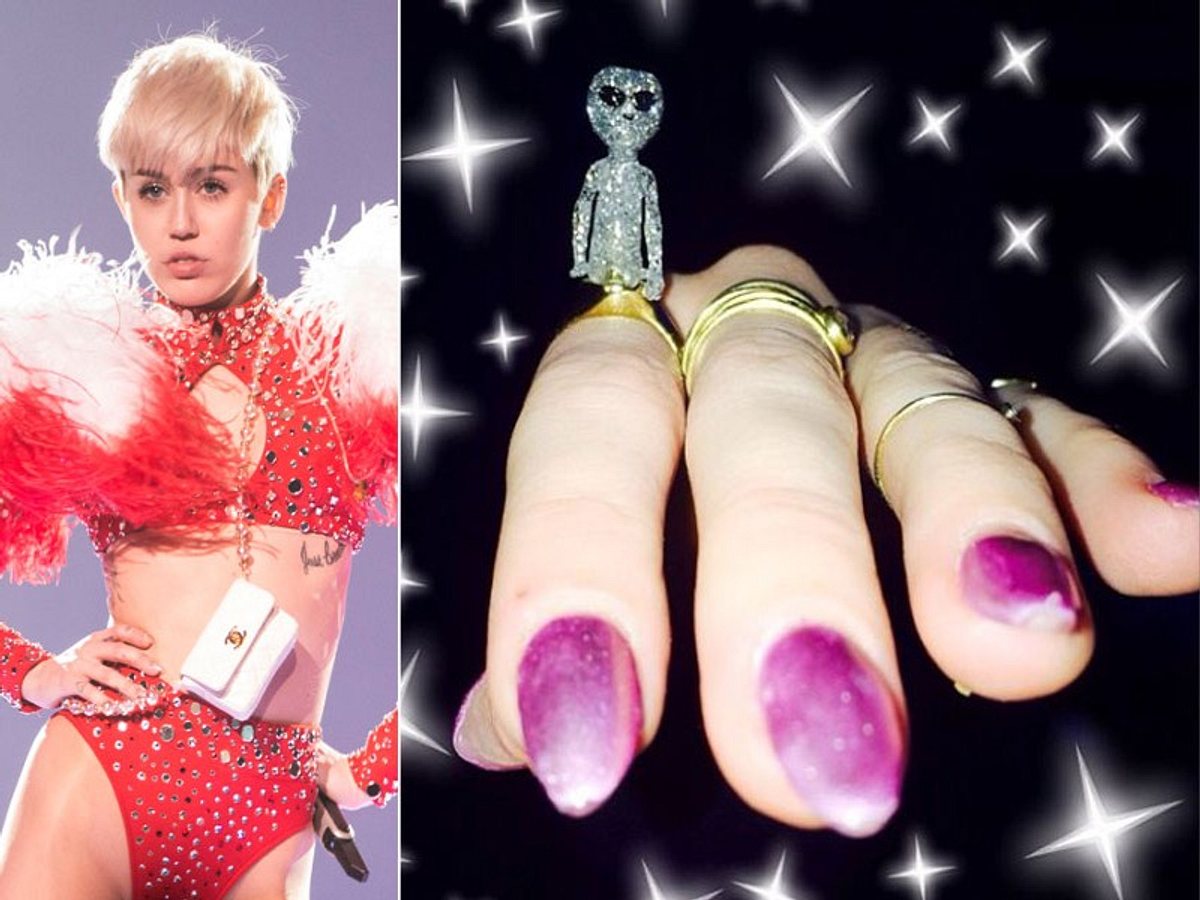 miley cyrus nailart mit alien ring