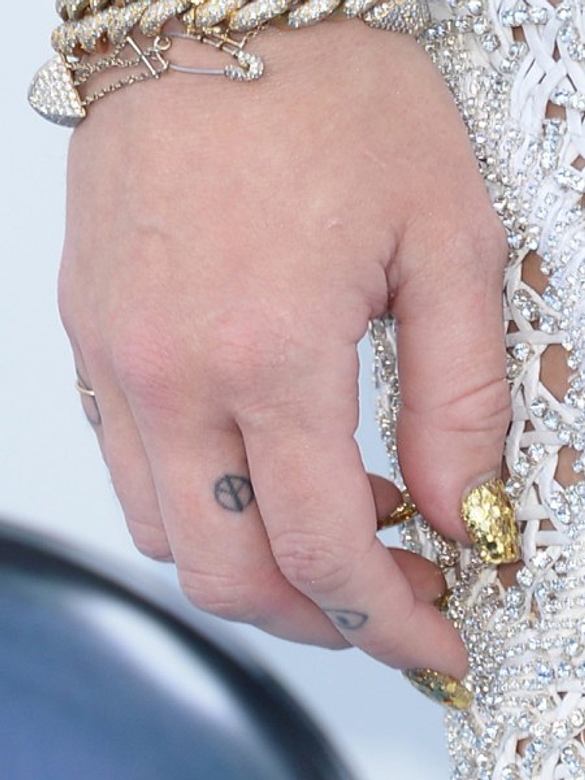 miley cyrus tattoo nummer frieden