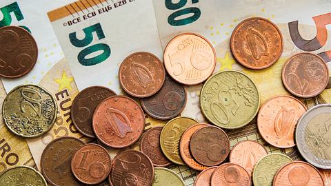 Mindestlohn-Erhöhung: So viel Geld soll es bald mehr geben! - Foto: Kinga Krzeminska/Getty Images (Symbolbild)
