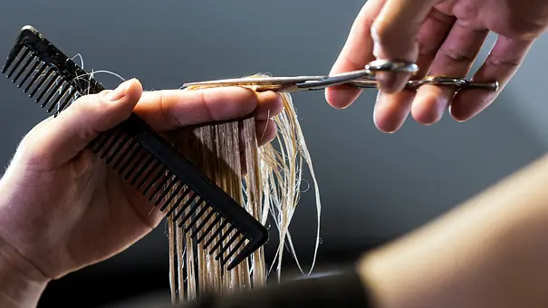 Modern und cool: Die Mini Bob-Frisur zählt zu den trendigsten Kurzhaarfrisuren. - Foto: Getty Images/ Nastasic Modern und cool: Die Mini Bob-Frisur zählt zu den trendigsten Kurzhaarfrisuren. - Foto: Getty Images/ Nastasic
