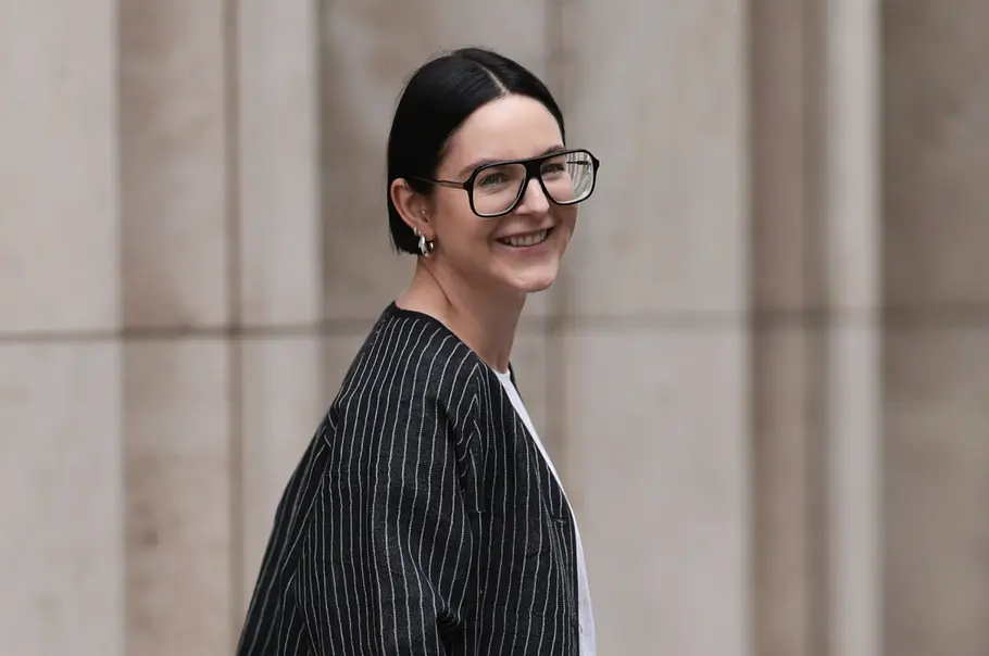 Brillenträger*innen profitieren von der Mini Bob-Frisur, da das Gesicht trotz Brille im Fokus steht.