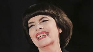 Mit dem Frühling ist das Glück zu Mireille Mathieu zurückgekehrt. Und es hat die Liebe mitgebracht... - Foto: IMAGO / Action Pictures