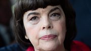 Mireille Mathieu blickt traurig und nachdenklich in die Kamera. - Foto: Arnold Jerocki/Getty Images