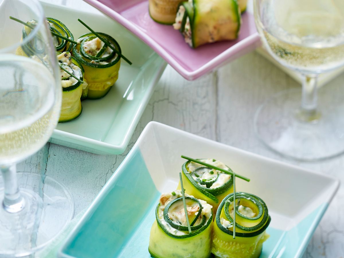 Mit Blauschimmelkäse gefüllte Zucchini Röllchen für das kalte Buffet 