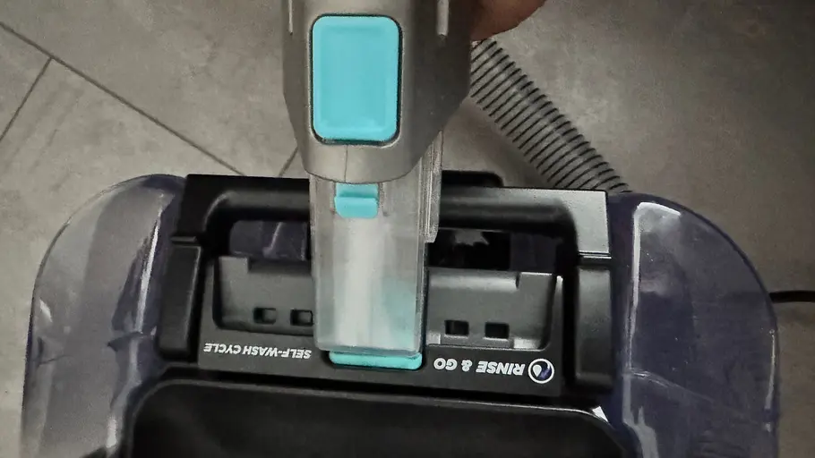 Mit der integrierten HairPro-Fugendüse kann sich der StainStriker sogar selbst reinigen