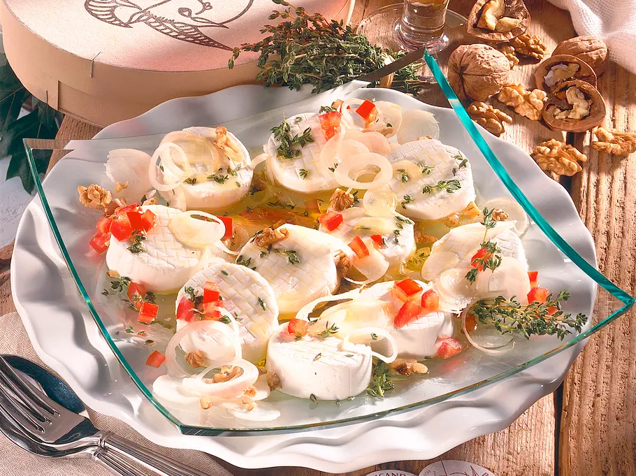 Mit eingelegtem Ziegencamembert Käseplatte anrichten Mit eingelegtem Ziegencamembert Käseplatte anrichten