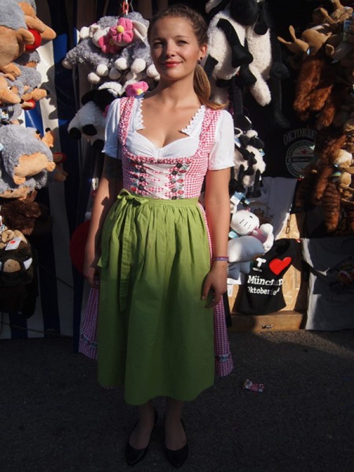 mit huebsch geflochtenem haar und kariertem alpenrausch dirndl schmunzelte regina aus muenchen in unsere kamera