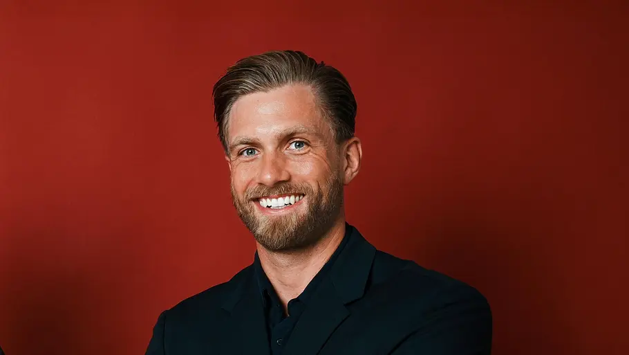 Mit seiner offenherzigen Art passt Sebastian Paul perfekt ins Fernsehen. Sabstian Paul lächelt in die Kamera.