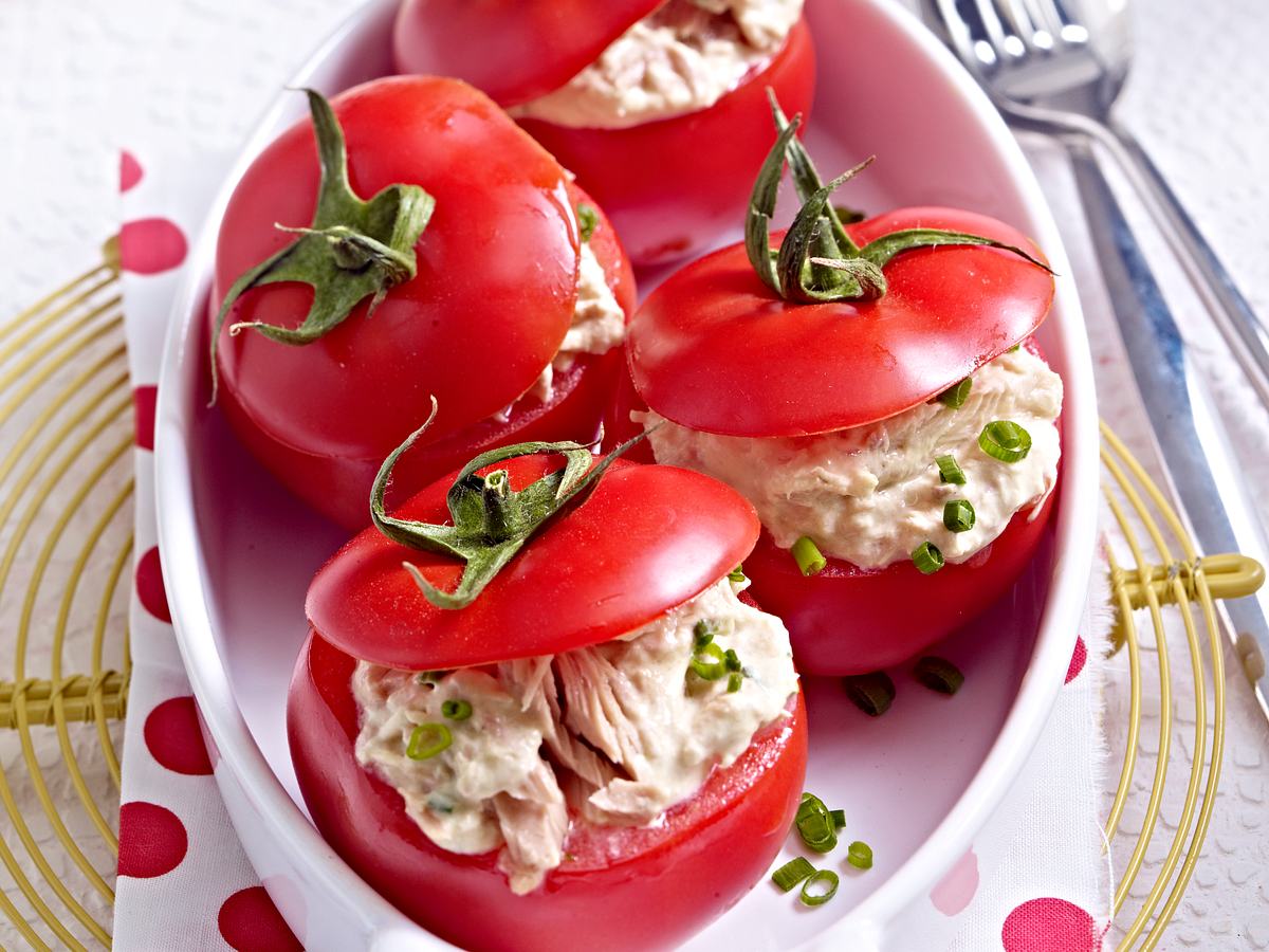 Mit Thunfischcreme gefüllte Tomaten zum kalten Buffet