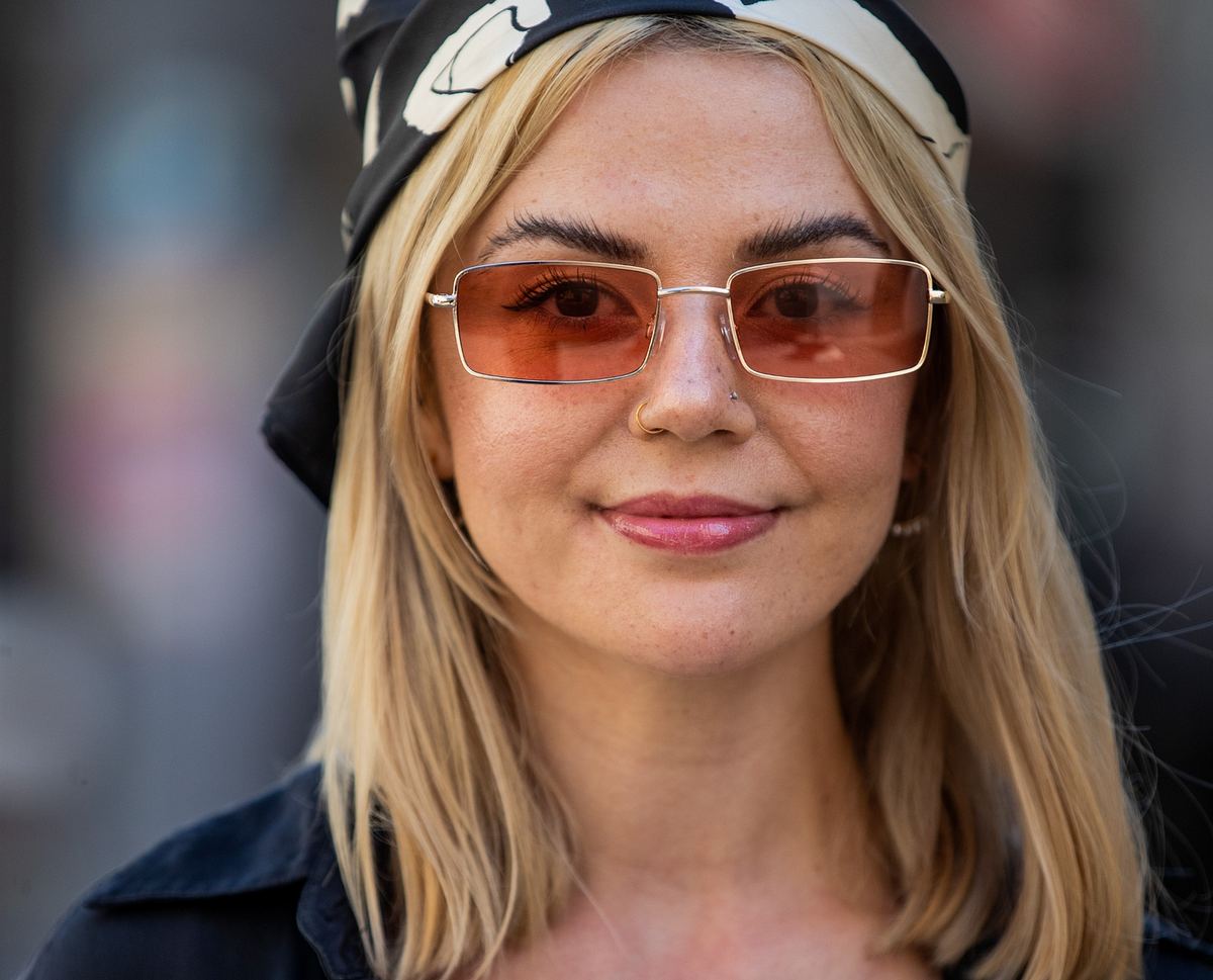 Schmeichelt runden Gesichtern: Der Long Bob mit Curtain Bangs.