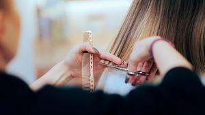 5 trendige Frisuren für mittellange Haare, die Frauen ab 40 besonders gut stehen - Foto:   nicoletaionescu/iStock