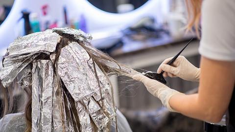 Frau beim Haarfärben im Friseursalon - Foto: Mladen_Kostic / iStock