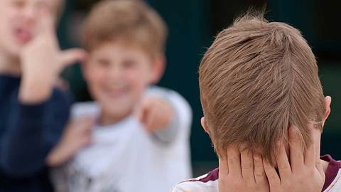 Mobbing in der Schule ist auf jeden Fall ernst zu nehmen. - Foto: iStock/ 1MoreCreative
