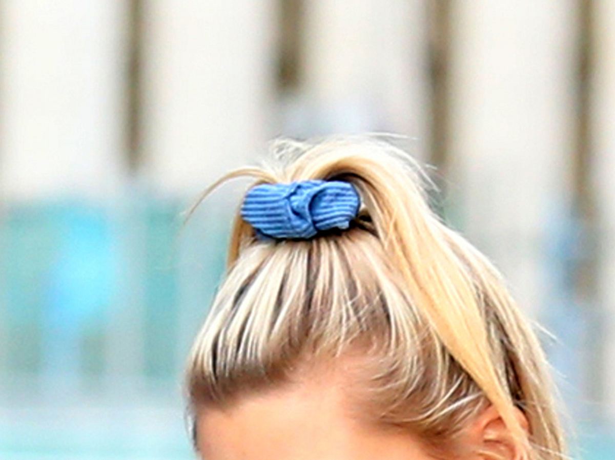 Scrunchies sind nicht nur trendy, sondern auch gut für unsere Haare.