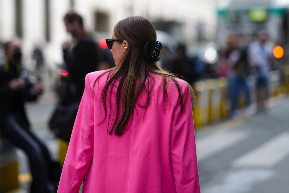 Mode-Trend 2022: Diese 5 Farben stehen modebewussten Frauen mit brauen Haaren besonders gut 